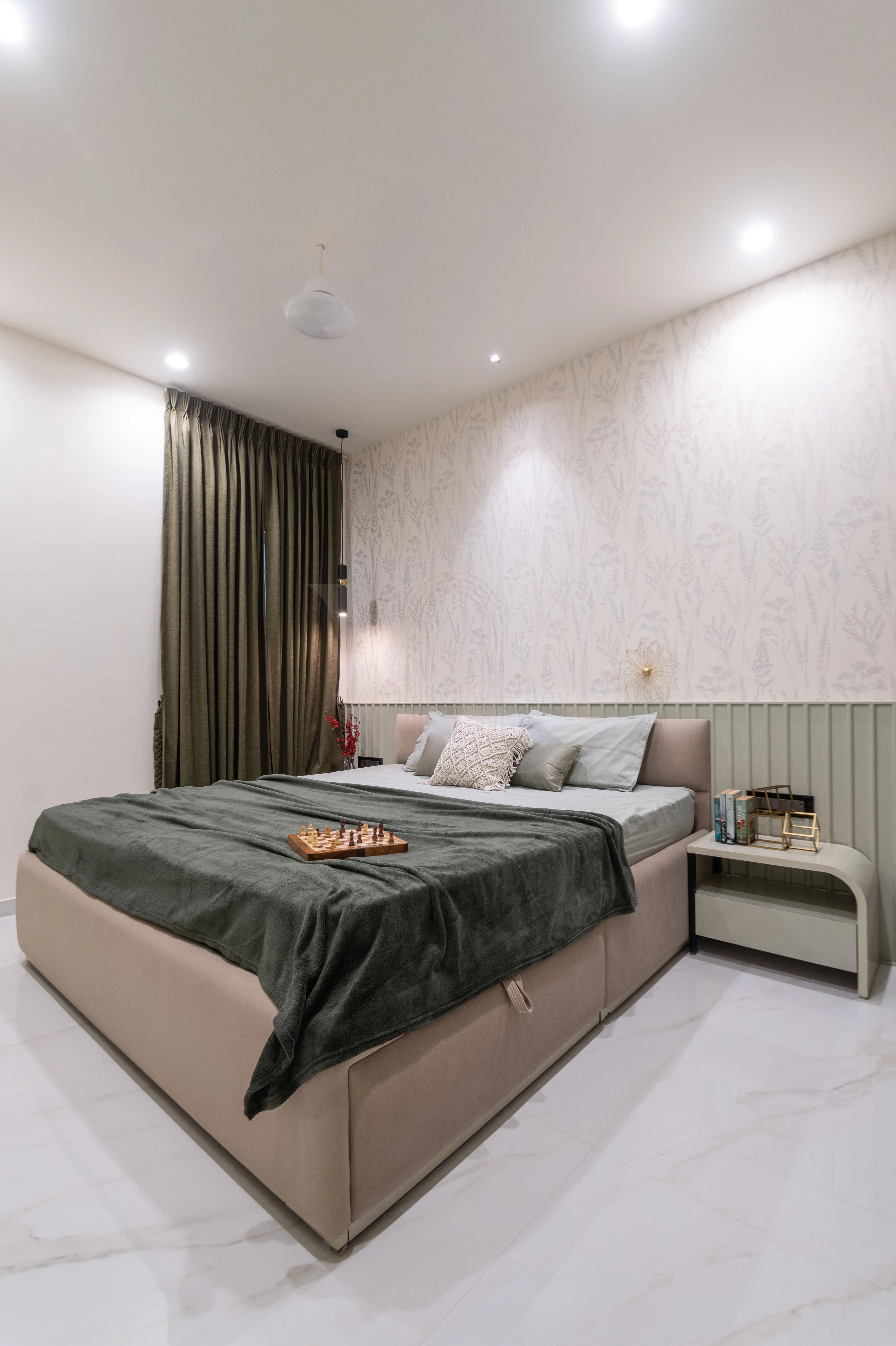 Warm and classic parents' bedroom design