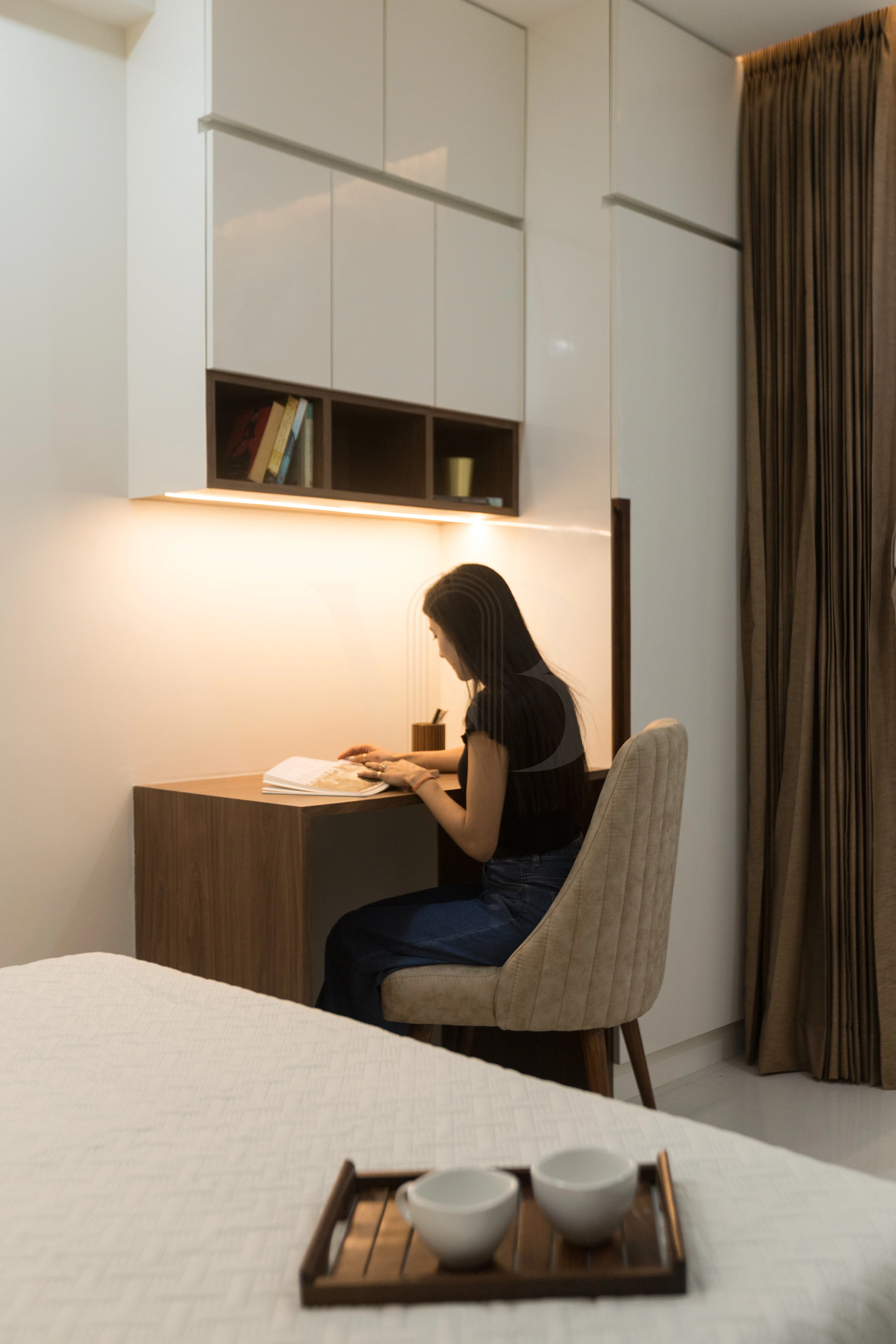 Guest room window lighting and layout